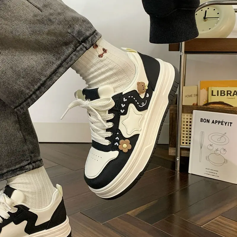 Sneaker mit Sternmuster