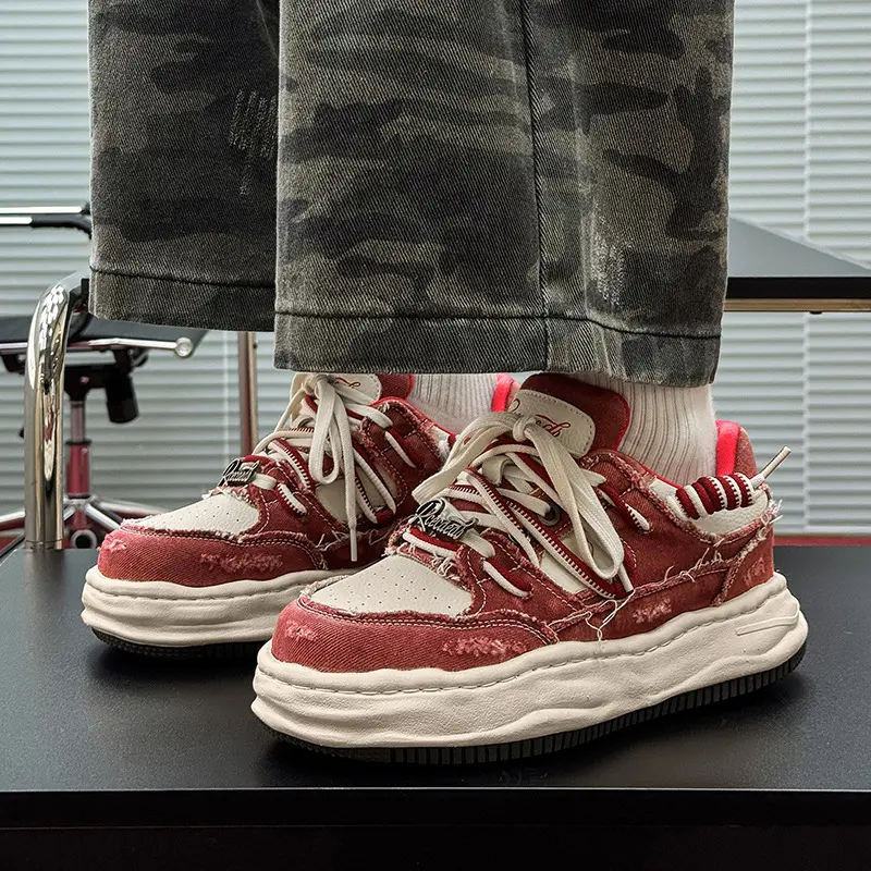 Sneaker mit unsichtbarer Absatz Erhöhung