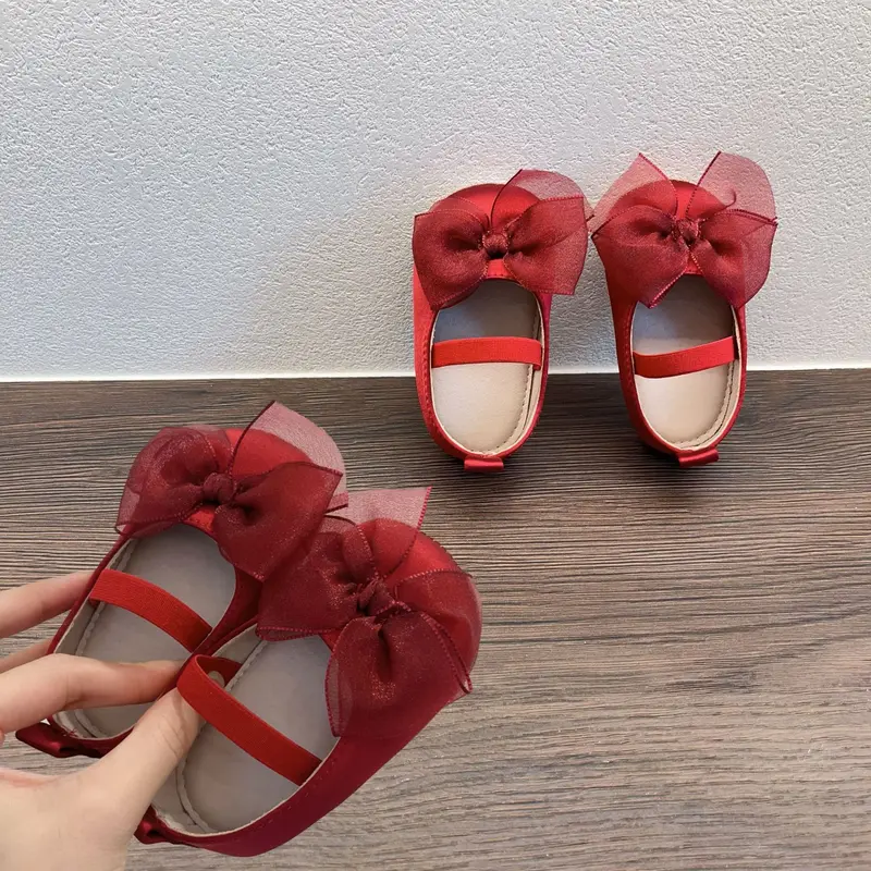 Softe Kinderschuhe mit Schleife