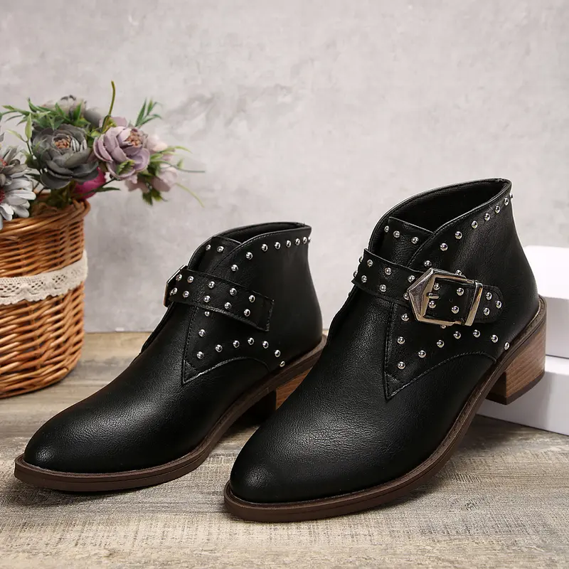 Spitze Stiefeletten mit mittlerem Absatz