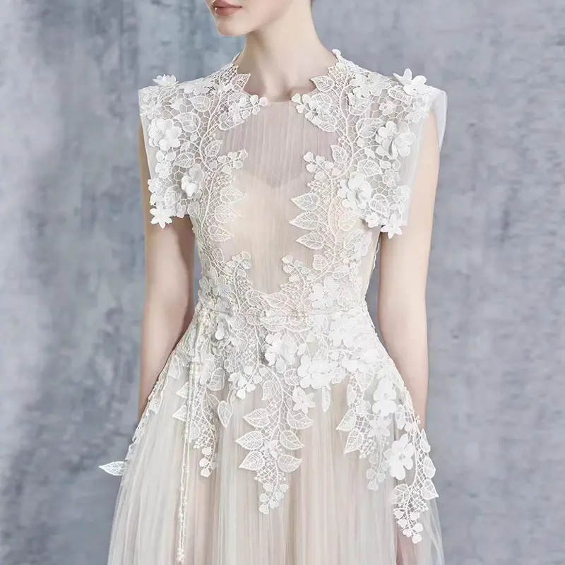 Spitzen-Häkelkleid mit Taillenbetonung