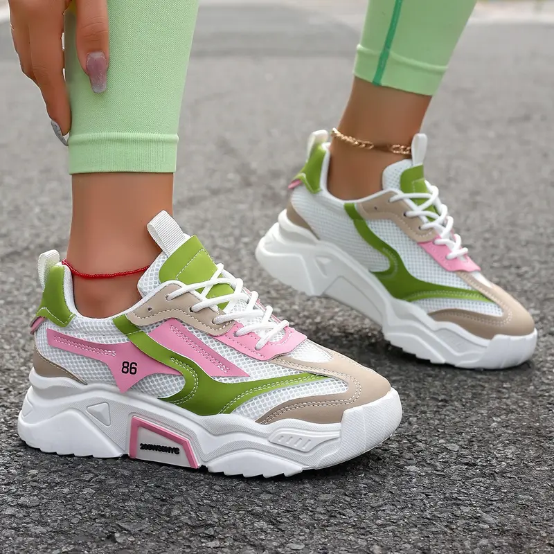Sportliche Mesh-Sneaker mit Blumenmuster