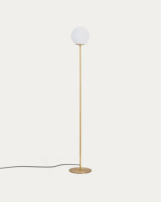 Stehlampe Brisia aus Metall mit gebürstetem Messing-Finish und einer mattierten Glaskugel Ø 25 cm