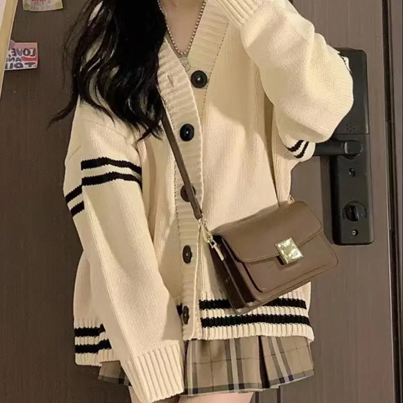 Strick-Cardigan im Preppy-Stil