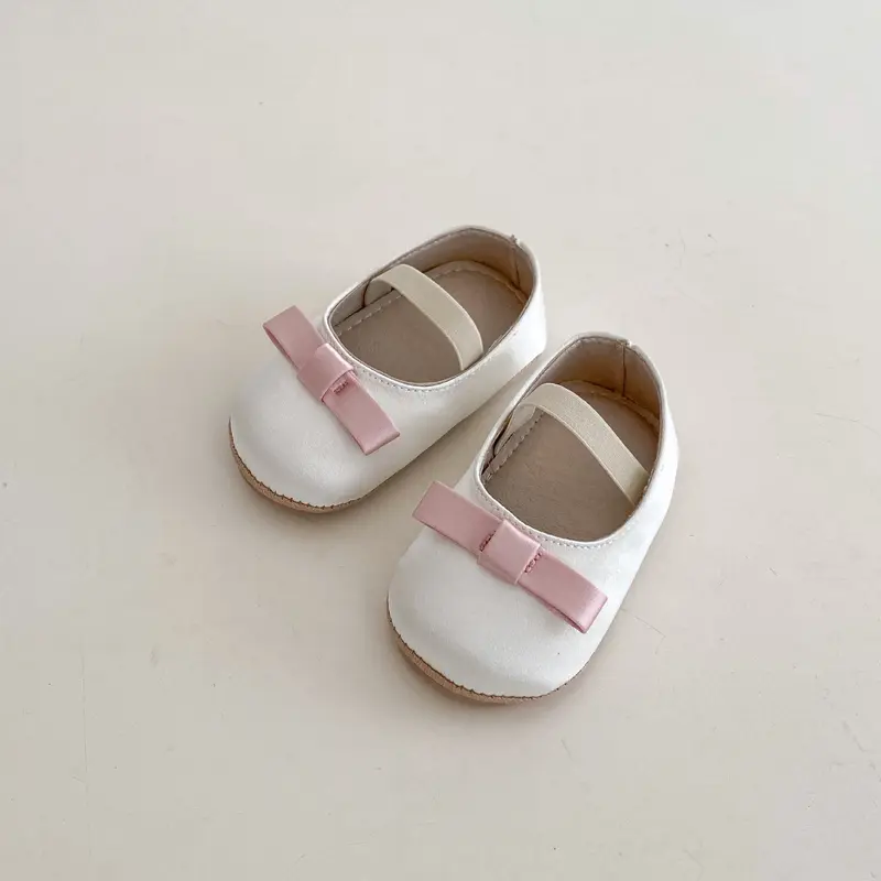 Süsse Kinderschuhe mit Schleife, atm.