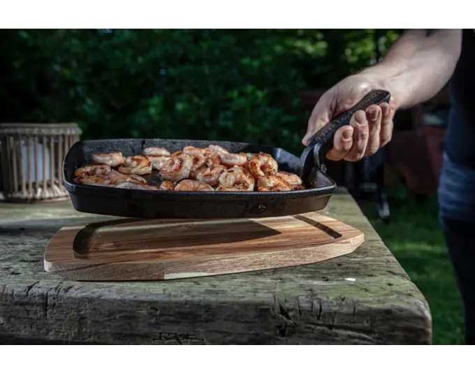 THE BASTARD Bratschale Gusseisen mit Holzbrett