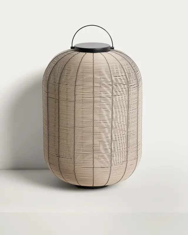 Tragbare LED-Tischlampe Saranella aus hellgrauem synthetischem Rattan