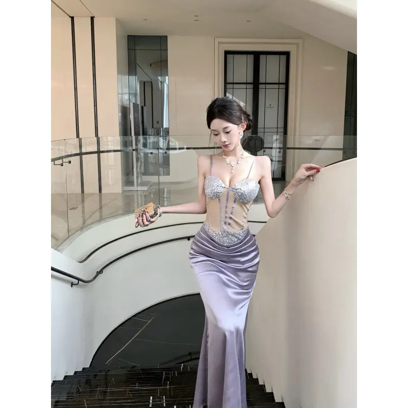 Trägerloses Pailletten-Abendkleid