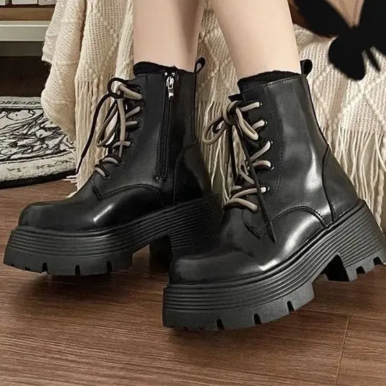 Trendige dicksohlige rutschfeste Damenstiefel