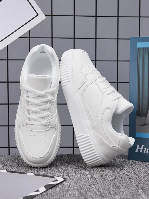 Unifarbene Freizeit-Sneaker