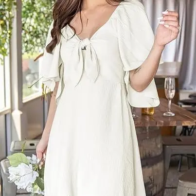 V-Ausschnitt-Minikleid mit Schleife und kurzen Ärmeln