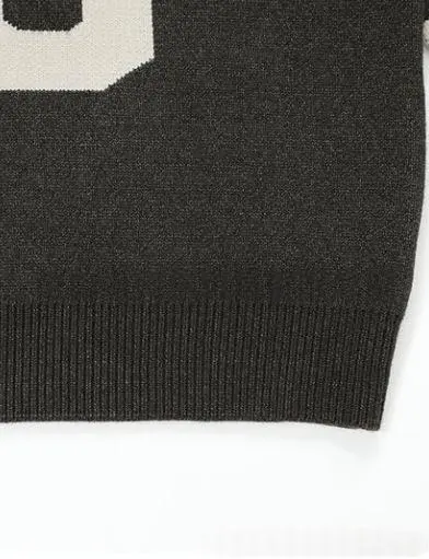 V-Neck Strickpullover mit Buchstaben-Design