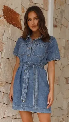 Vielseitiges Denim-Midikleid mit kurzen Ärmeln