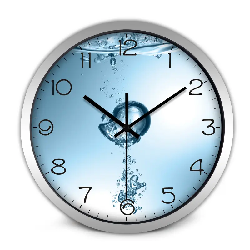 Wanduhr im schlichten, nordischen Design