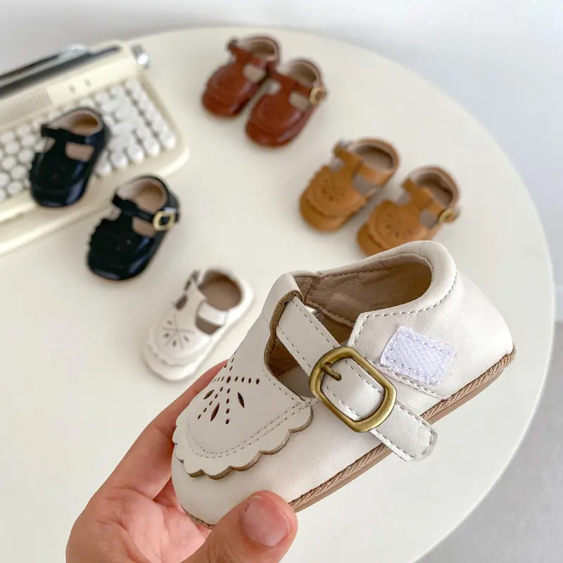 Weiche, rutschfeste Kinderschuhe mit Lochmuster