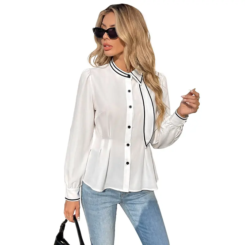Weisse Bluse mit flatterndem Kragen