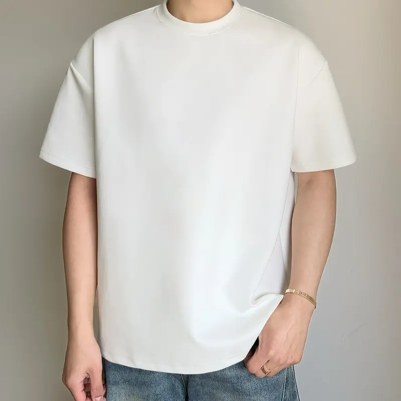 Weiten-schmeichelndes Crew-Neck T-Shirt